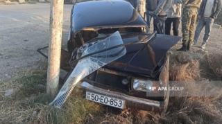 Sumqayıtda avtomobil elektrik dirəyinə çırpılıb, xəsarət alanlar var  - FOTO