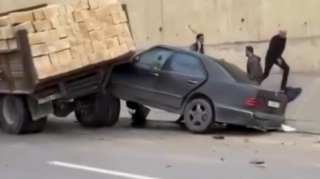 На трассе Баку - Газах Mercedes врезался в грузовик  - ВИДЕО