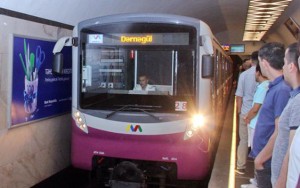 Metroda qatarların hərəkətində fasilə yaranıb