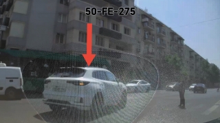 Eyni anda iki qayda pozuntusu edən sürücü piyadanın yolunu kəsdi - VİDEO