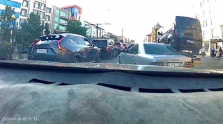 Bakıda “Mercedes” sürücüsü piyada və avtomobilə təhlükə yaratdı   - VİDEO