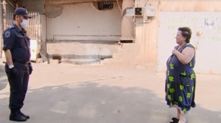 Gəncədə polis yaşlı qadına kömək etdi - FOTO 