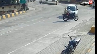 Avtomobil çırpıldığı motosikletdəki qadın və uşağı havaya uçurdu - VİDEO