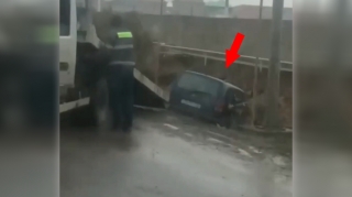 Bakıda "Opel" yoldan çıxaraq aşıb - VİDEO 