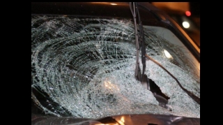 Abşeronda maşın işıq dirəyinə çırpıldı