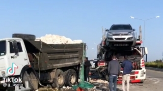  Yevlaxda bahalı qəza - Xaricdən avtomobil gətirən TIR-la "Kamaz" toqquşdu  - VİDEO