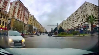 Prospektdə qayda tanımayan sürücü əks yoldan gələn avtomobili az qala vuracaqdı   - VİDEO