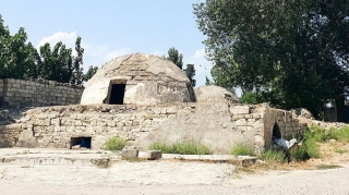 Maştağada zibil tarixi abidənin içərisinə atılır - VİDEO 