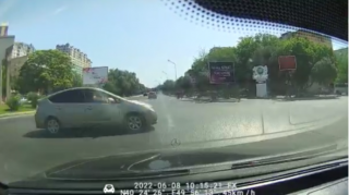"Prius" taksi təhlükə yaratdı:  qəzadan son anda...  - VİDEO
