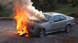 Bakıda “Mercedes” yanıb