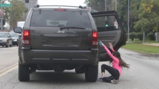 DİN-dən ərin arvadını hərəkətdə olan maşından atması barədə AÇIQLAMA 