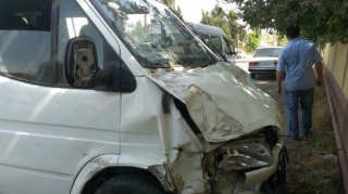 Salyanda mikroavtobus kanala aşıb, ölən var 