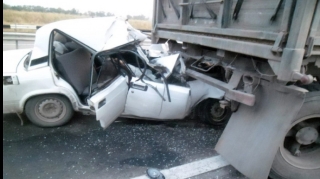 Goranboyda minik maşını "KamAZ"la toqquşdu, xəsarət alan var 