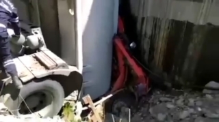 Qəzaya düşən yanacaq daşıyan maşının sürücüsünün meyitini çıxarıldı  - VİDEO - YENİLƏNİB