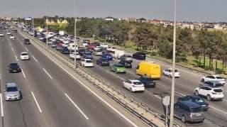 Aeroport yolunda sürücünün halı pisləşdi; sıxlıq yarandı 
