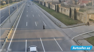 Bakıda maşın yola qaçan qadını vurdu - Günah kimdədir? - REAL VİDEO  