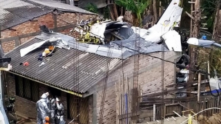 Kolumbiyada təyyarə yaşayış məntəqəsinə düşüb, 7 nəfər ölüb   - VİDEO