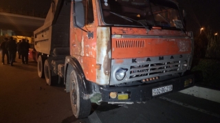 Prospektdə avtomobil yük maşını ilə toqquşub, xəsarət alan var   - FOTO