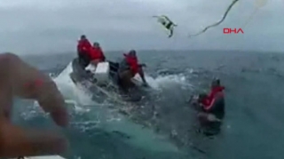 Çevrilmiş yaxtanın üstündə kömək gözləyən dənizçilər xilas edildi – ANBAAN VİDEO 
