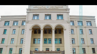 Демонстранты и миротворцы на дороге Шуша-Ханкенди смотрят матч Франция-Марокко