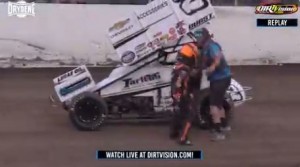 Avtomobil yarışı zamanı qəzaya düşən pilot rəqibini döyüb