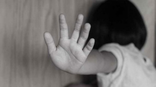 8 yaşlı qızını cinsi istismara sövq etmişdi - Ana və iki kişiyə ağır cəza verildi 