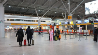 Varşava aeroportunda üzərində radiosiqnalları boğan cihaz olan Ukrayna vətəndaşı saxlanıldı 