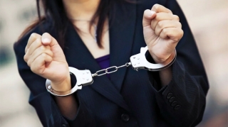 Qazinin atasına qarşı DƏLƏDUZLUQ: Qadın biznesmenə cinayət işi açıldı