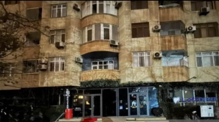 Yanğının baş verdiyi binanın sakinləri hələ də evlərinə buraxılmayıb - FOTO 