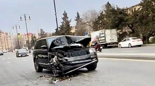 Bakıda “Range Rover” yük maşınına çırpıldı    - VİDEO