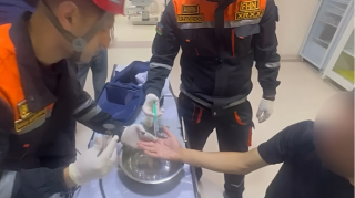 FHN barmağında üzük sıxılıb qalan şəxsə köməklik etdi - VİDEO