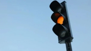 Bu ölkədə işıqforlara 4-cü rəng əlavə edilir; səbəb bu imiş 