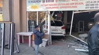 Mingəçevirdə iki avtomobil toqquşdu, biri mağazaya girdi   - FOTO
