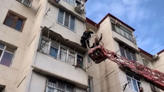 Bakıda eyvanlar arasında köməksiz vəziyyətdə qalan şəxs xilas edildi - VİDEO 