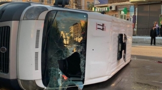 Mikroavtobus “Toyota” ilə toqquşdu;  11 nəfər yaralandı - FOTO 