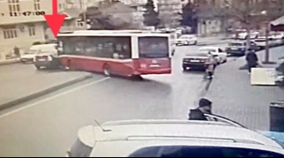 Günəşlidə qayda pozan  avtobus “Prius”la toqquşdu  - ANBAAN VİDEO