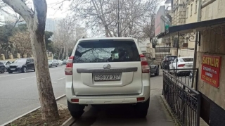 Yol polisi səkidə park etmiş sürücünü cərimələyib  - FOTO