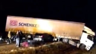 3 nəqliyyat vasitəsinin iştirakı ilə dəhşətli yol qəzası;  3-ü yeniyetmə olmaqla, 6 ölü - VİDEO 