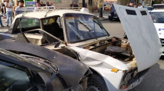 Yevlaxda iki avtomobil toqquşub, beş nəfər xəsarət alıb