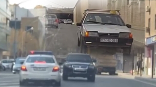 Arxa-arxaya maşın sürmək psixoloji problemdir, yoxsa TREND? – VİDEO  