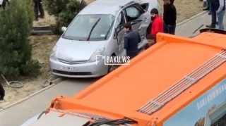 Bakıda zibil daşıyan maşın "Prius"la toqquşdu  - VİDEO