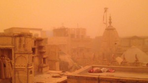 Qum qasırğası bu ölkəni cənginə alıb - 13 kəndin yolu bağlandı