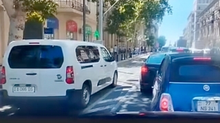 Tıxaca səbri çatmayan sürücü velosiped zolağına girdi   - VİDEO
