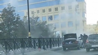 Bakının mərkəzində “BMW” alışıb yandı  - VİDEO