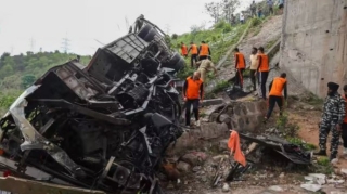 Hindistanda avtobus dərəyə aşıb, 10 nəfər ölüb, 55 nəfər xəsarət alıb 