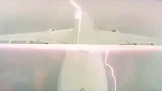 Moskvaya uçan təyyarəni havada ildırım VURDU - VİDEO 