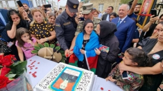 Şəhidimizin anım tədbirində qandonduran mənzərə: Çarəsiz ananın fonunda gülümsəyən icra başçısı... 