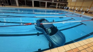 Qadın avtomobili qapalı hovuzda batırdı – FOTO 