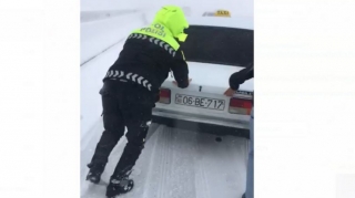 Şamaxı yolu buz bağlayıb: yol polisləri sürücülərə belə kömək edir  - VİDEO