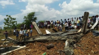 СМИ:  11 человек погибли в результате взрывов на заводе пиротехники на юге Индии  - ВИДЕО